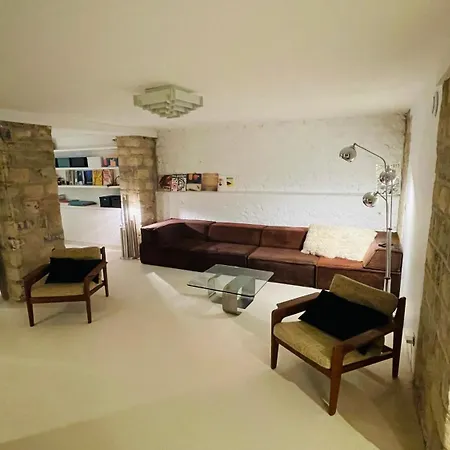 Sousplexe En Bas De Montmartre