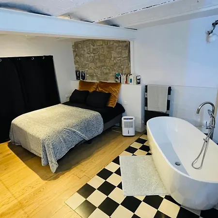 Sousplexe En Bas De Montmartre * Париж