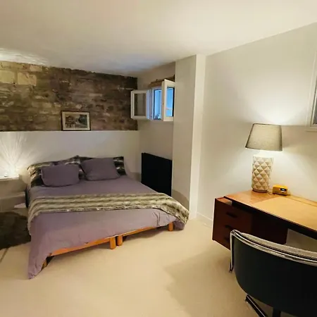 Sousplexe En Bas De Montmartre Париж