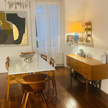 Sousplexe En Bas De Montmartre Париж
